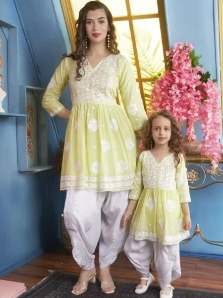 Traditional Moms & Daughters